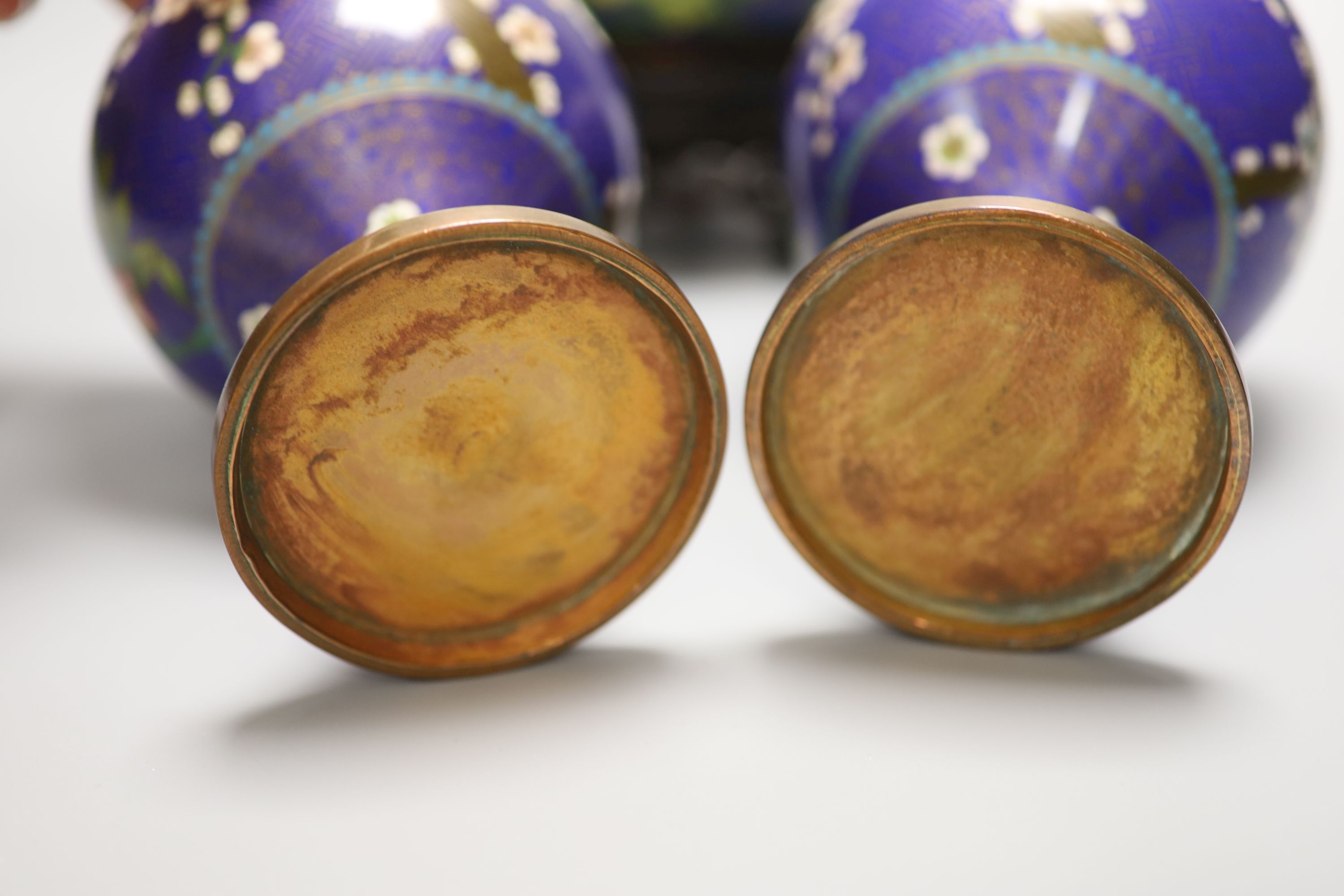 A pair of early 20th century Chinese cloisonne enamel jars and covers and a similar bowl and wood stand, tallest 20cm